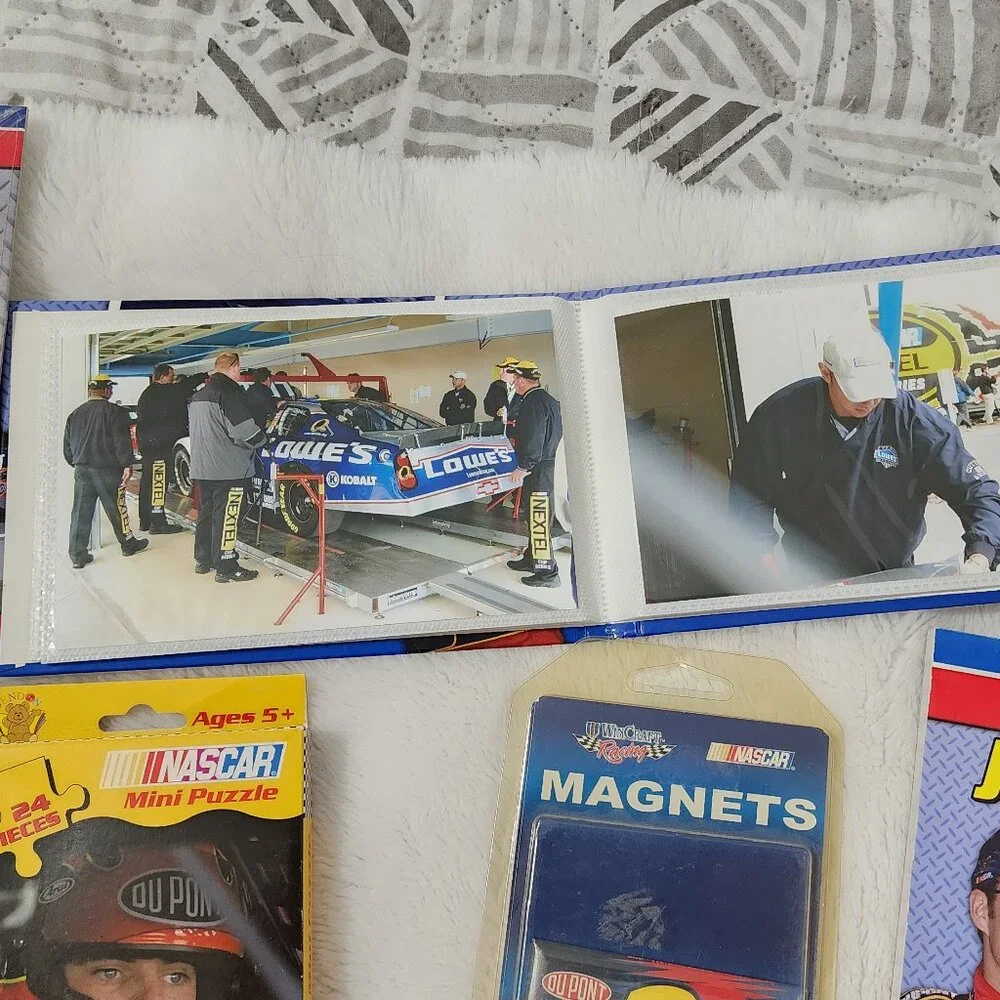 Jeff Gordon Memorbelia, Lots of items in this grouping. - Picture 8 of 10